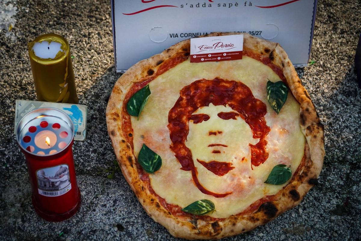 En Italia, donde Maradona jugó para el Nápoles, sus seguidores plasmaron su imagen en uno de sus platos tradicionales: la pizza. FOTO EFE