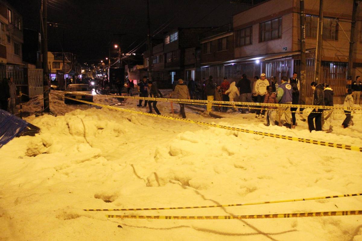 En la tarde del domingo se registró un fuerte aguacero, acompañado de granizo, en gran parte de Bogotá. FOTO COLPRENSA