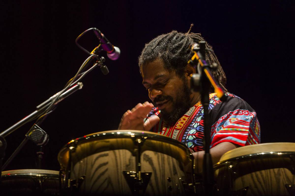 El percusionista Yaroldy Abreu llevó el ritmo de los tambores al lado de las notas del piano de Chucho. FOTO: CARLOS VELÁSQUEZ