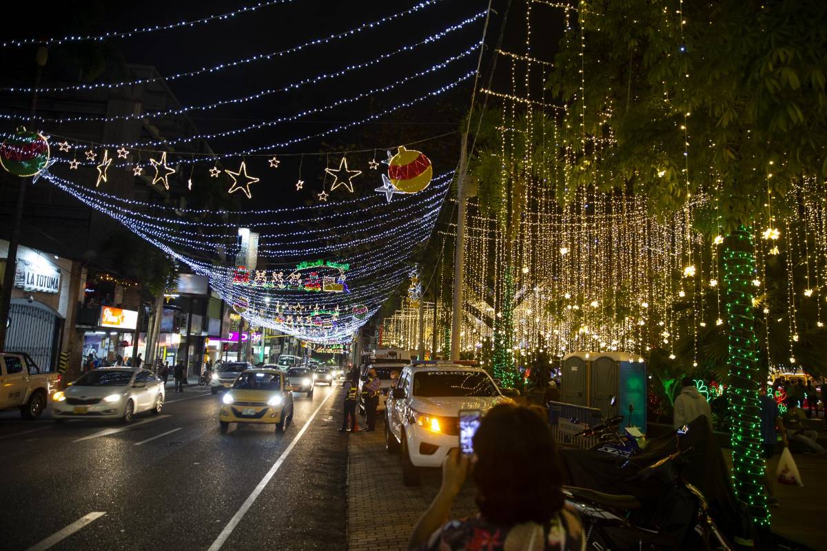 Envigado encendió hoy miércoles 18 de noviembre su alumbrado navideño, convirtiéndose en el primer municipio de Área Metropolitana en iluminar de colores sus calle y parques. Foto: Esteban Vanegas.