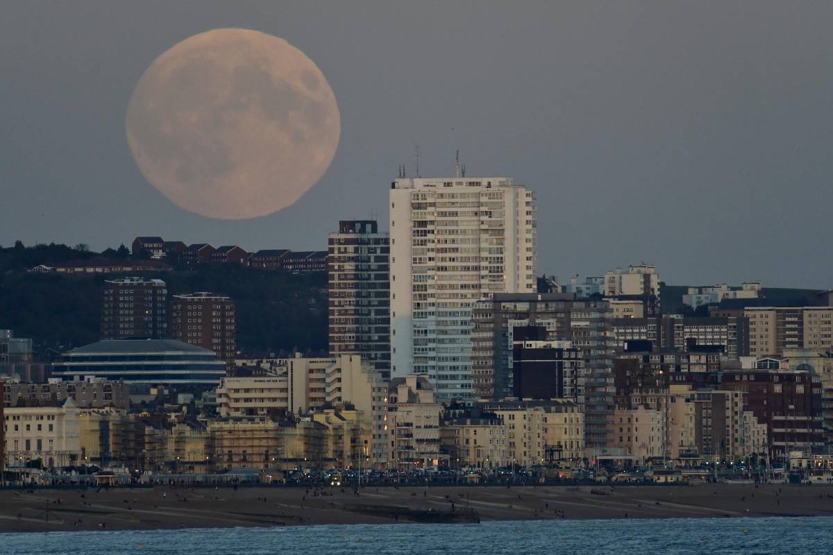 Así se ve la Luna en Brighton, sur de Inglaterra. FOTO Reuters/Toby Melville 