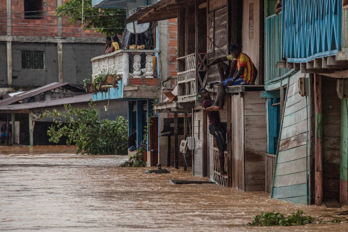 Las fuertes lluvias que se presentaron en la madrugada de este jueves tienen en emergencia a cuatro municipios de Chocó. Nuquí, Lloró (Foto), Bagadó y Cértegui han sufrido por la creciente de los ríos Andagueda y Atrato. Dos personas fallecidas, un centenar de desaparecidos y ocho viviendas destruidas son el saldo que entregan las autoridades. Foto: Murcy