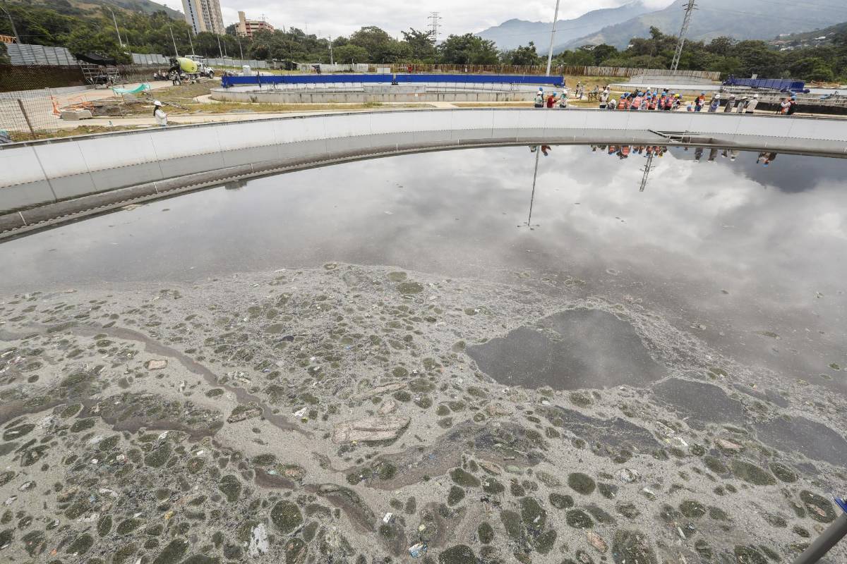 Aquí el agua pasa por el último proceso de tratamiento antes de ser llevada al río Medellín. Foto: Robinson Sáenz