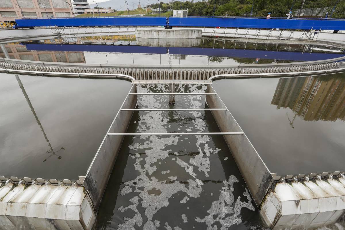El proceso final del tratamiento es llevar el agua tratada hacia el río Medellín. Foto: Robinson Sáenz