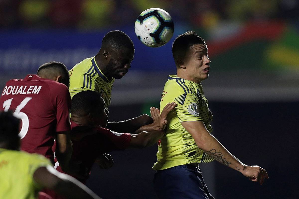 Mateus Uribe salta por el balón durante el partido. FOTO EFE