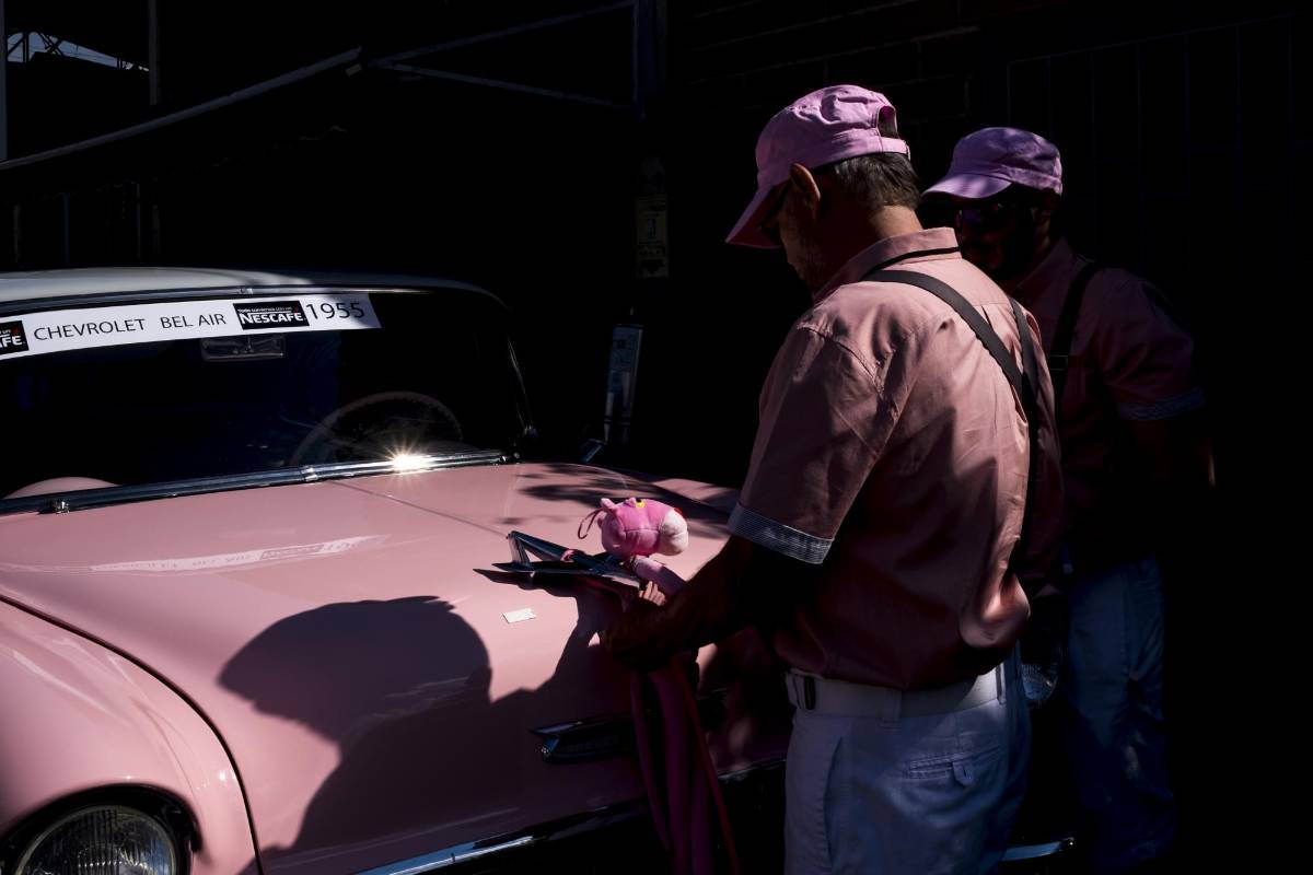 Hubo pequeños detalles que se hicieron notar en el desfile de ayer. Por aquí la Pantera Rosa. Foto: Santiago Mesa.
