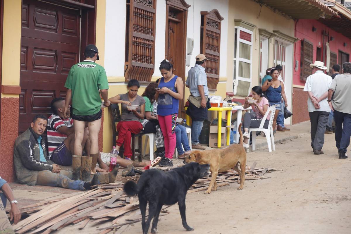 Las autoridades se encuentran limpiando las vías y dieron la alerta roja a las familias ubicadas en los barrios del costado occidental del municipio. FOTO Jaime Pérez