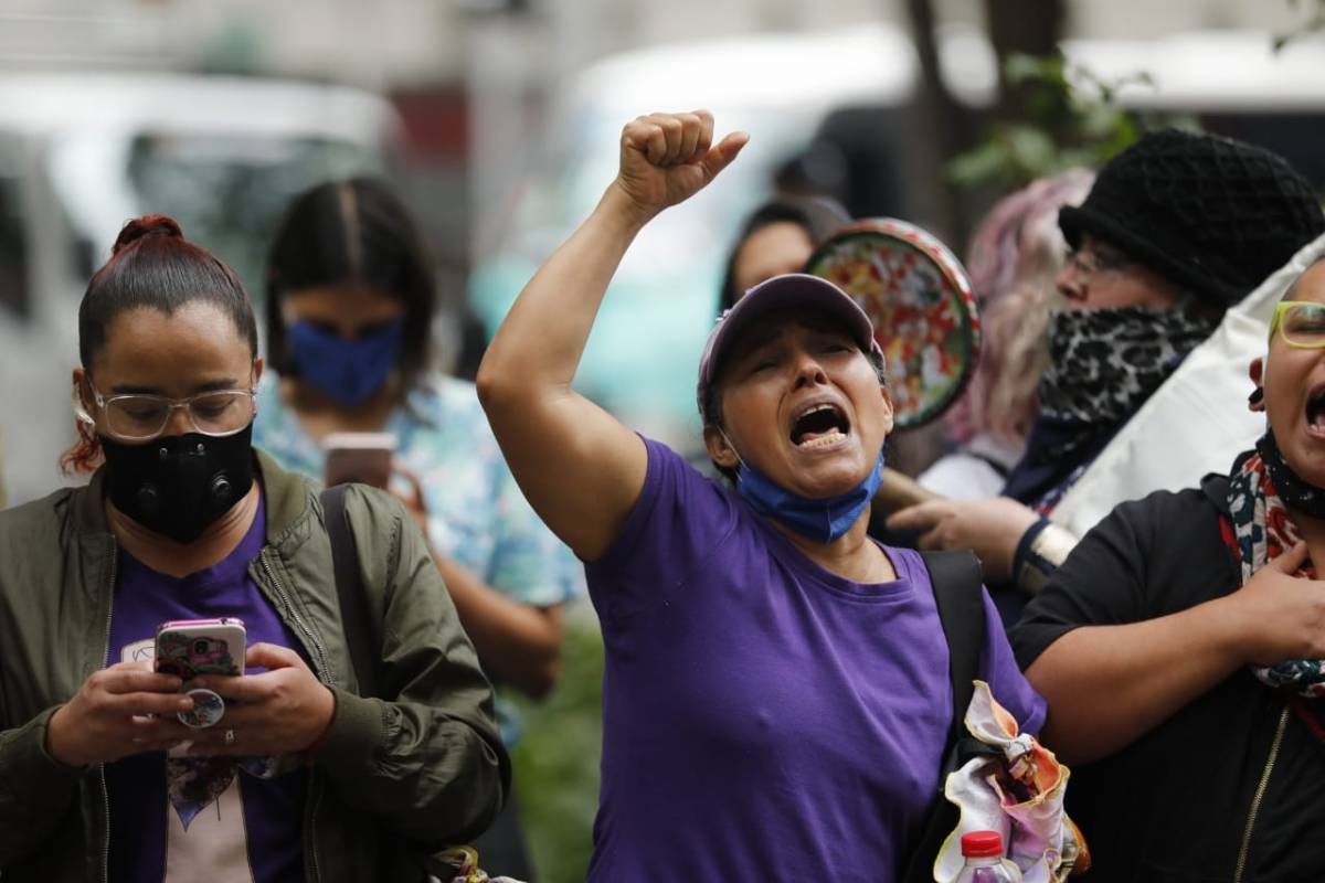 Varias personas rindieron un homenaje a la memoria de Daniela Quiñones y se manifestaron ante el caso de Luz Leidy Vanegas, quien ajusta seis meses desaparecida. FOTO CAMILO SUÁREZ
