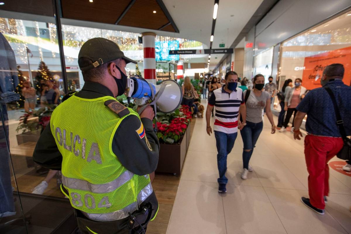 Tanto comerciantes como compradores registraron en la tercera jornada sin IVA un comportamiento extraordinario por encima de las expectativas que se tenia. Los comerciantes ofertaron descuentos adicionales de entre un 25 % y un 50 %. Foto: Edwin Bustamante. 