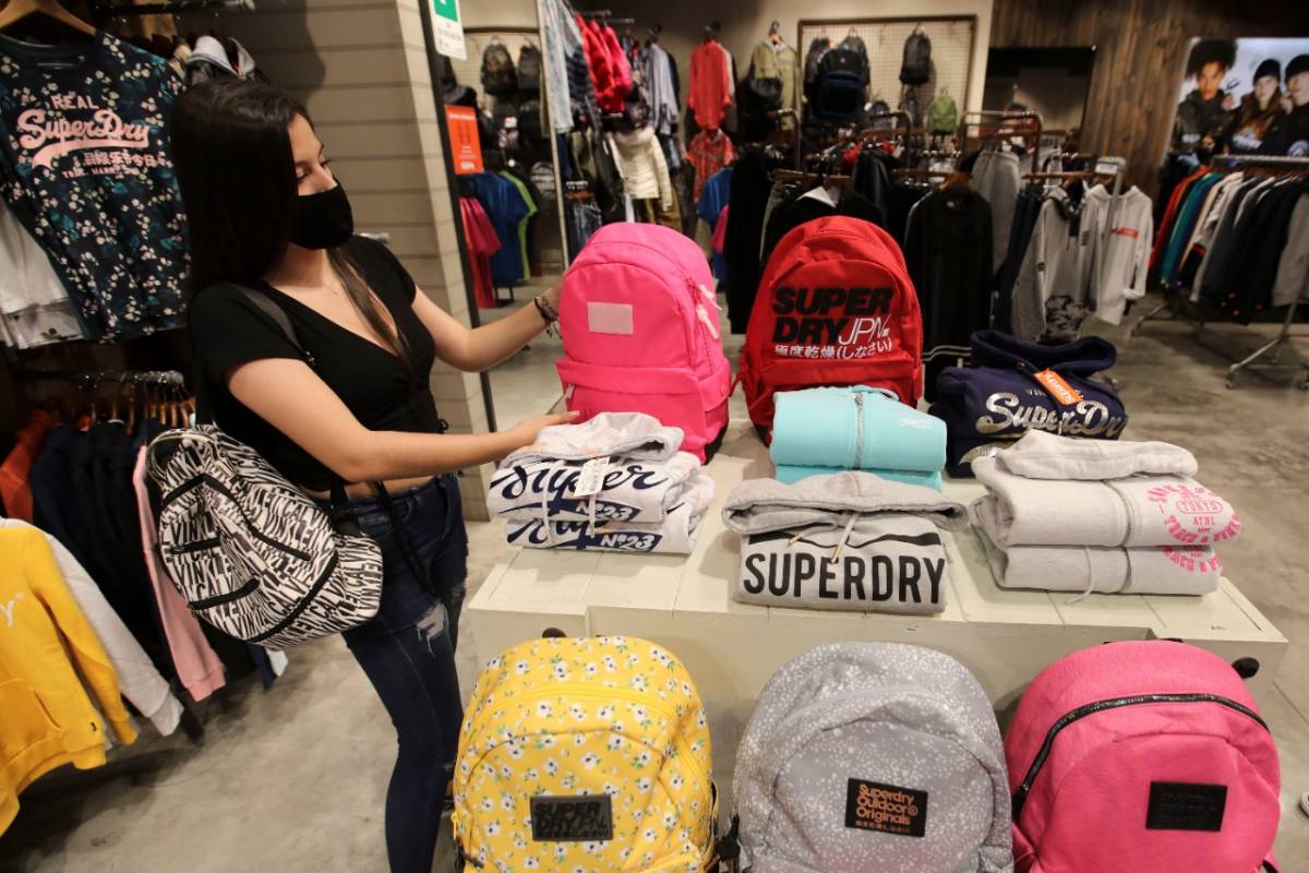 Tanto comerciantes como compradores registraron en la tercera jornada sin IVA un comportamiento extraordinario por encima de las expectativas que se tenia. Los comerciantes ofertaron descuentos adicionales de entre un 25 % y un 50 %. Foto: Edwin Bustamante.