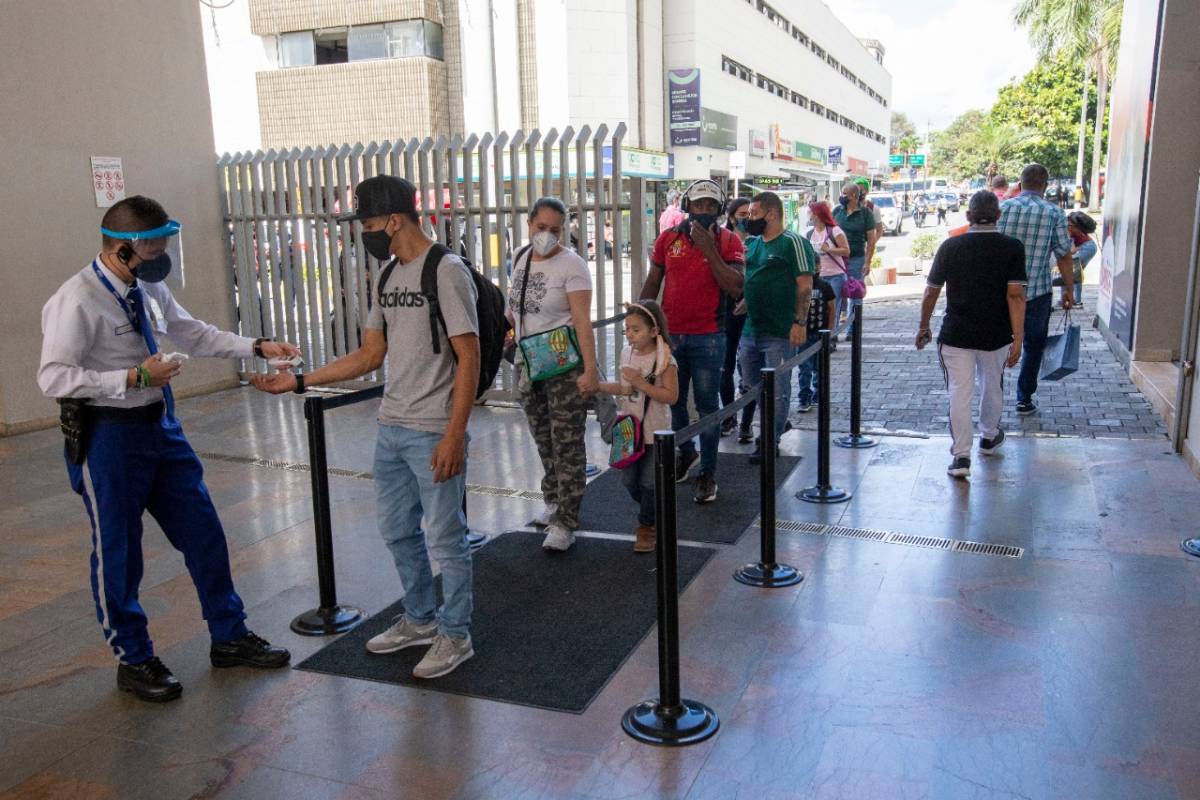 Tanto comerciantes como compradores registraron en la tercera jornada sin IVA un comportamiento extraordinario por encima de las expectativas que se tenia. Los comerciantes ofertaron descuentos adicionales de entre un 25 % y un 50 %. Foto: Edwin Bustamante.