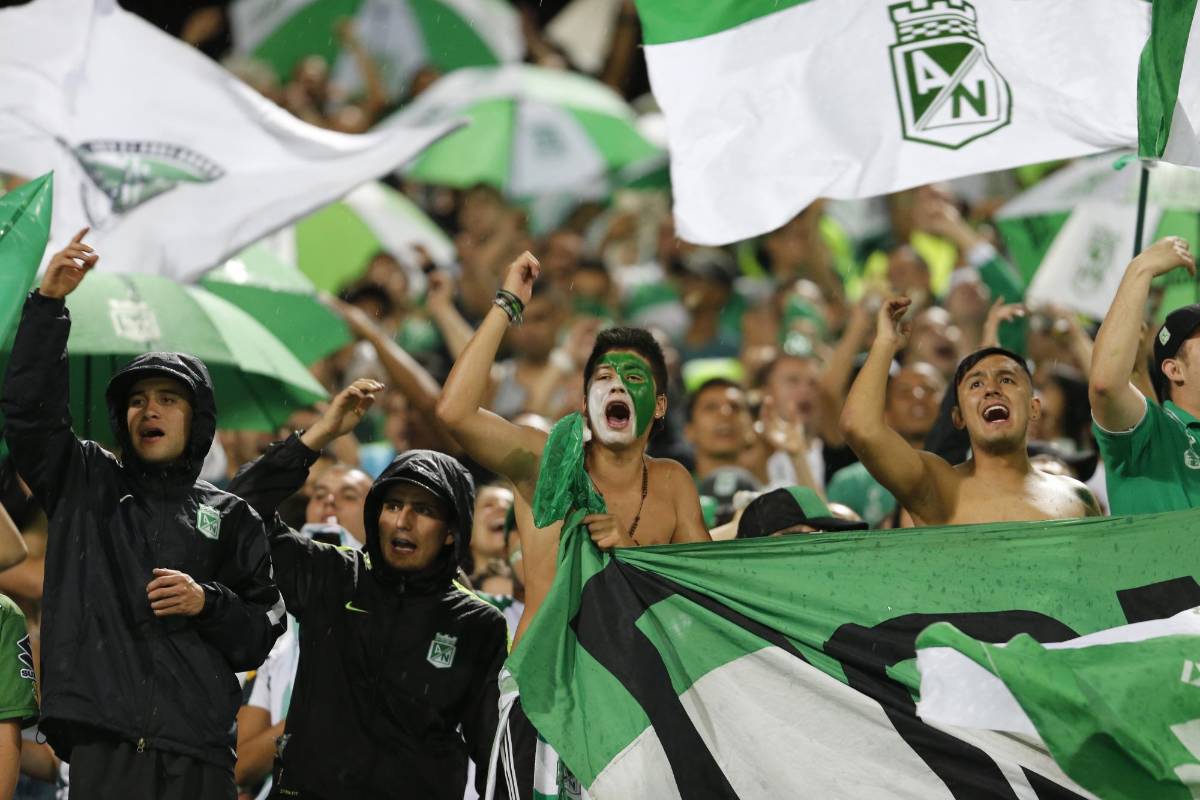 Los hinchas verdes alentaron como nunca desde la tribuna. FOTO Juan Antonio Sánchez