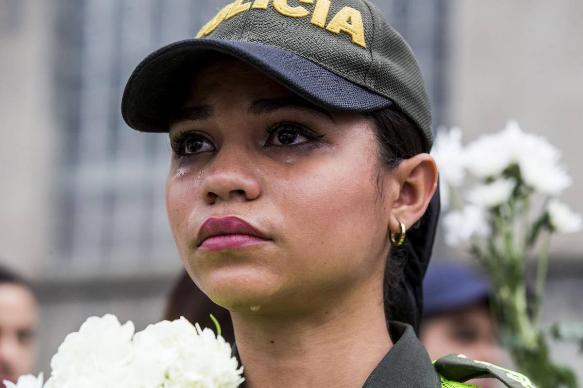Un minuto de silencio en homenaje a las víctimas del atentado, arranco las lagrimas de varios policías. Foto Julio Herrera