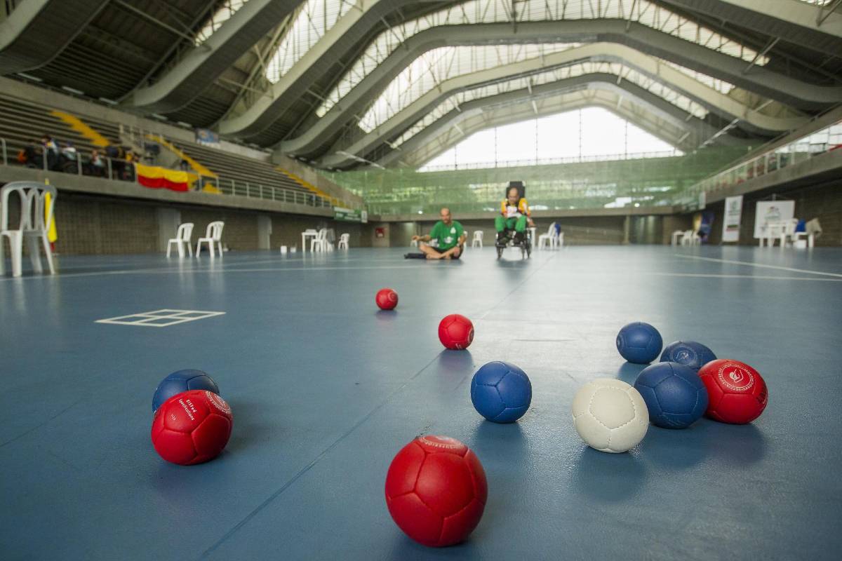 Hermanos Andrés Muñoz y Jorge Muñoz participantes en el Torneo de Boccia, deporte diseñado para personas con diversidad funcional Foto: Carlos Velásquez