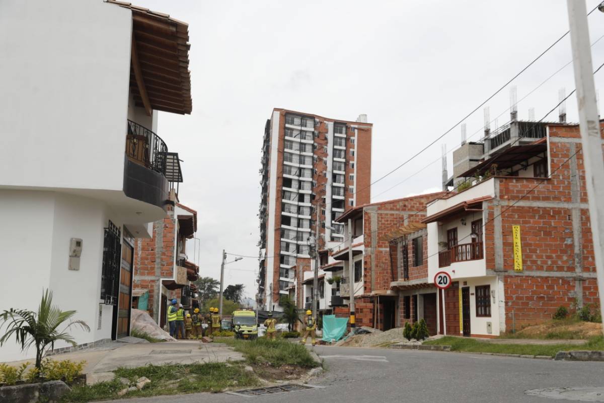 El edificio Altos del Lago cayó a las 10:10 a.m. en Rionegro. FOTO ESTEBAN VANEGAS