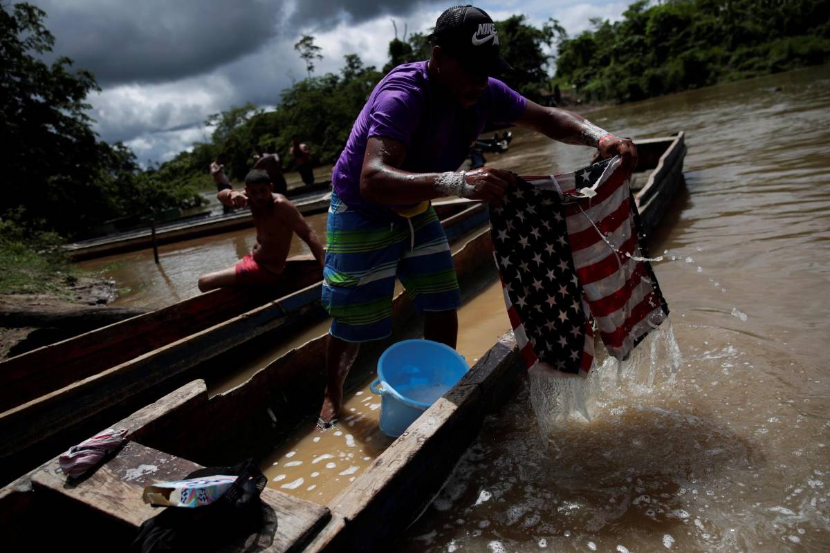 Migrantes de Bangladés se bañan en el río Chucunaque el pasado 22 de mayo 2019. FOTO: EFE