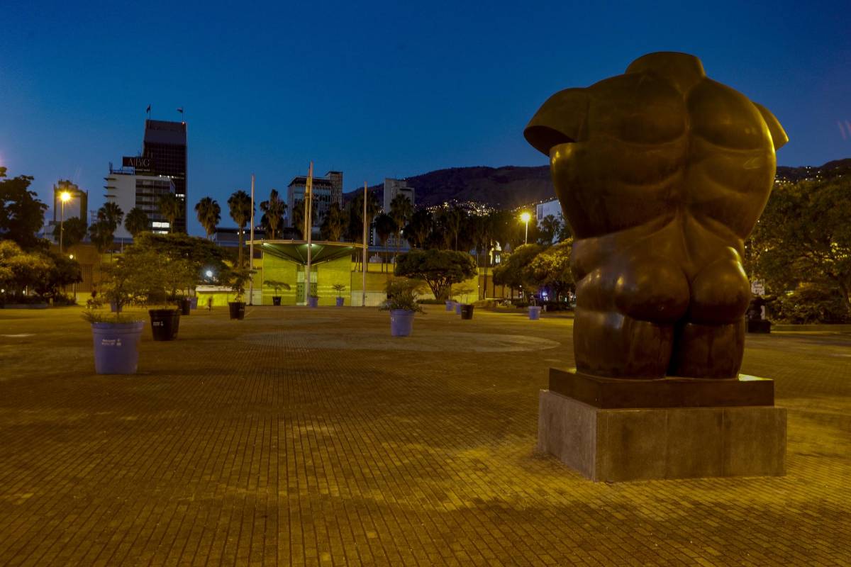 La cuarentena por la vida, en el marco de la alerta naranja en Antioquía, el transito de peatones se redujo un 95% en las calles de Medellín. Foto: Manuel Saldarriaga Quintero.