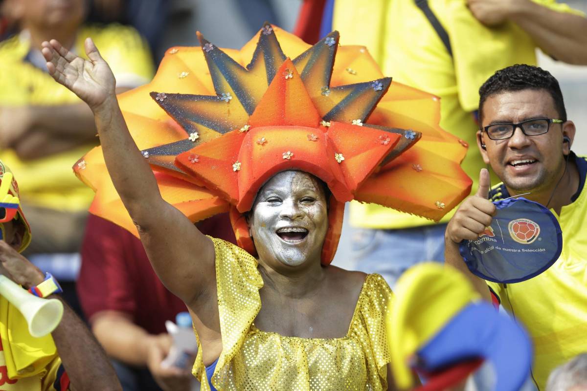 Colombia se enfrenta a Ecuador en el estadio Metropolitano Roberto Meléndez de Barranquilla que este martes se tiñó de amarillo, azul y rojo. FOTO AP
