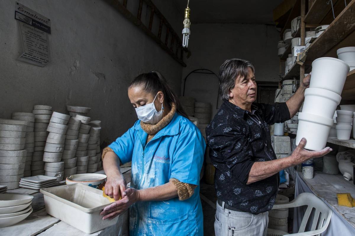 Su venta ya es reconocida en el oriente de Antioquia y atrae a turistas nacionales y extranjeros que pueden visitar los talleres para ver cómo se da forma a las vajillas de colores. Foto: Jaime Pérez