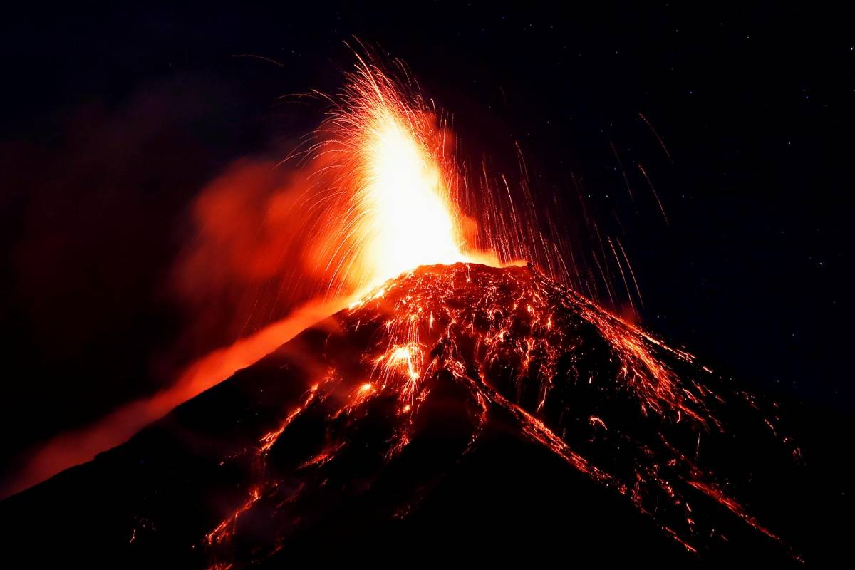 El volcán, de 3.763 metros de altura y ubicado 35 km al suroeste de Ciudad de Guatemala, inició la mañana del domingo su quinto ciclo eruptivo en lo que va del año y cerca de la medianoche aumentó la violencia de sus explosiones, lo que también llevó a declarar el alerta roja.