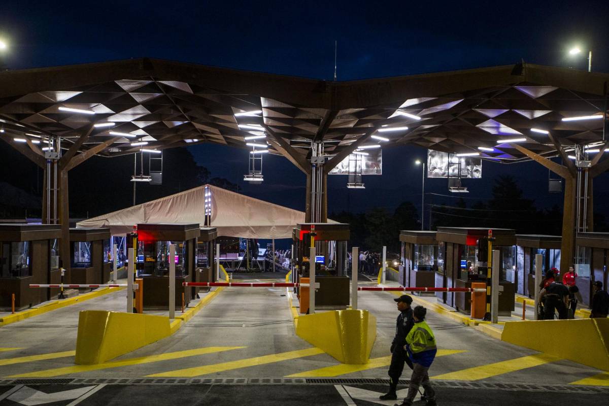 La obra inicia en Medellín, en el sector Baltimore, en la doble calzada Las Palmas, con un intercambio vial compuesto por dos viaductos, cuya longitud es de 176 metros, y que permitirá acceder al Túnel Seminario, que tiene una longitud de 800 metros. FOTO Julio César Herrera 