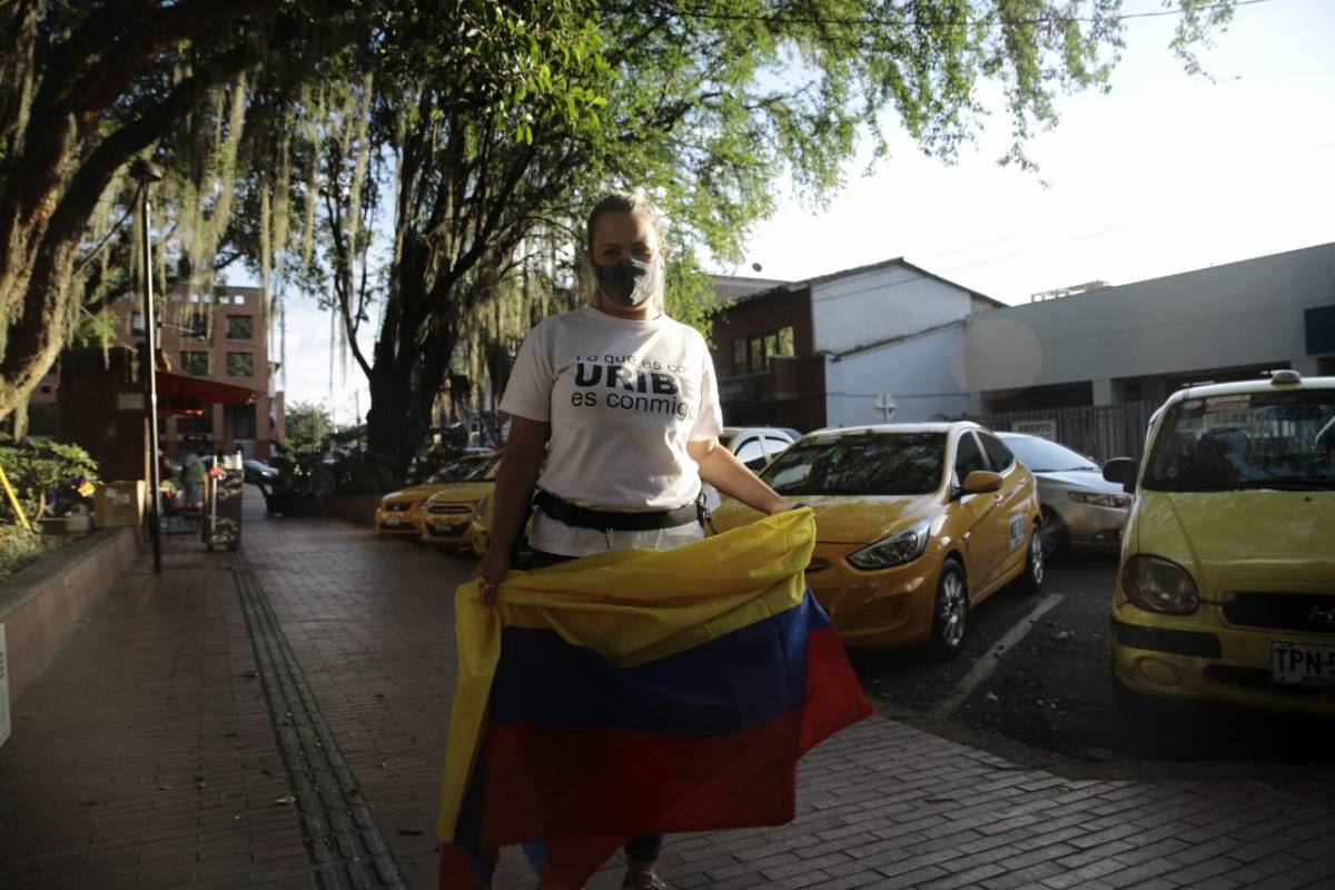 A pesar del llamado a la prudencia del primer mandatario local, ciudadanos se citaron a través de redes sociales y salieron con banderas por las calles de la ciudad. FOTO CARLOS VELÁSQUEZ