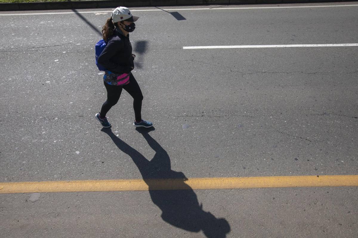 Tras más de cinco meses los paisas pueden volver a salir y hacer deporte por las tradicionales ciclovías en Medellín. FOTO EDWIN BUSTAMANTE