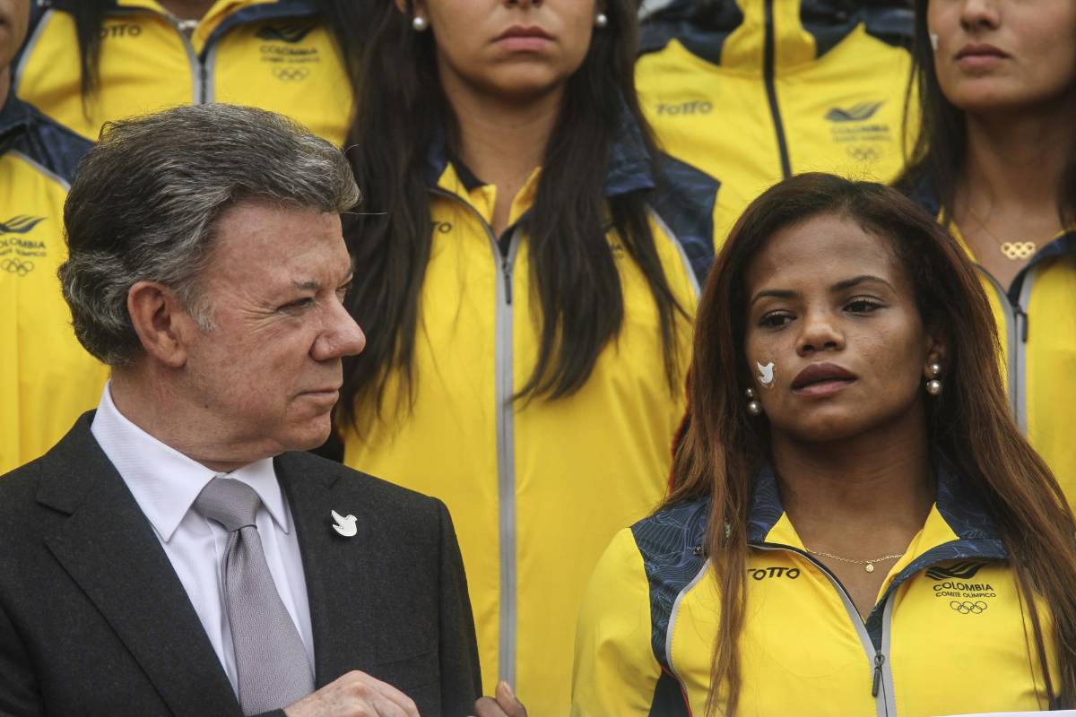 Asimismo, el presidente hizo entrega del pabellón de la paz a la luchadora Jackeline Renteria. Foto Colprensa