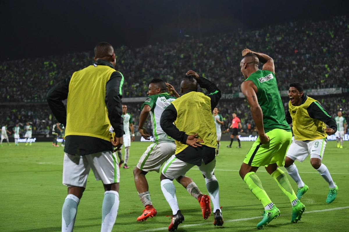 Con un baile con sus compañeros del banco, Andrés Felipe Ibargüen celebró la última anotación de Nacional. FOTO AFP