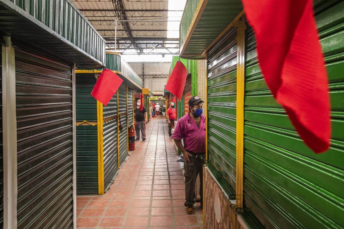 El sector de Chócolos está cerrado, esperando del aval de la Secretaría de Salud. Pusieron trapos rojos en señal de auxilio. Foto: Carlos Velásquez