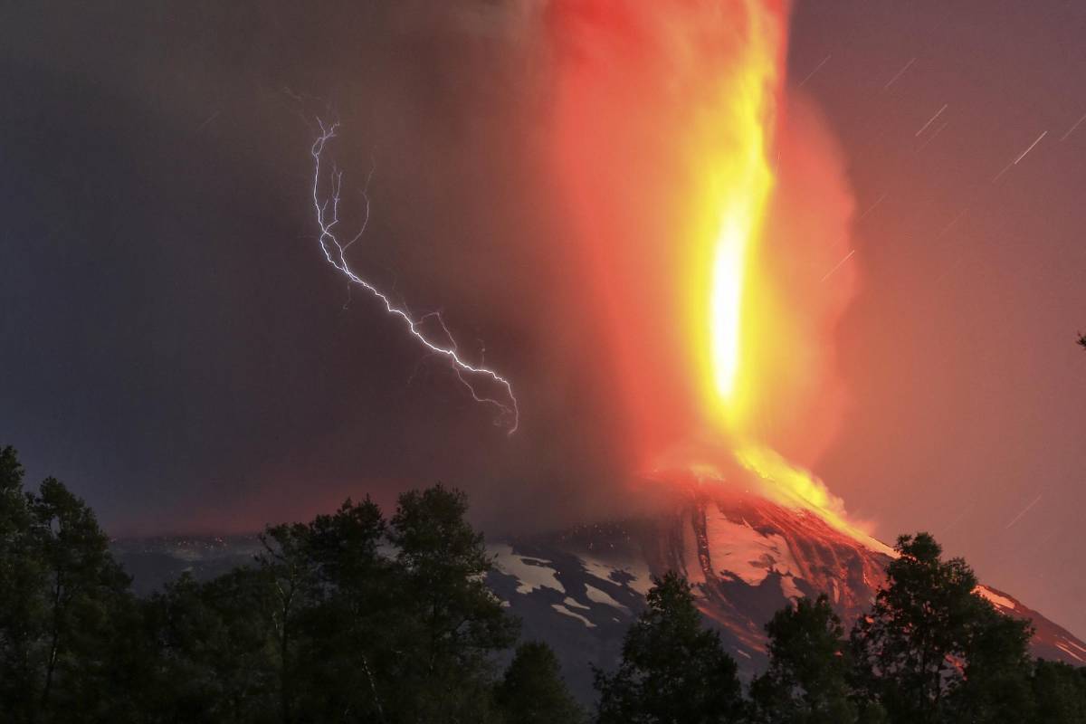 Una violenta erupción del volcán Villarrica obligó a evacuar a 3.385 personas en Chile. FOTO AP
