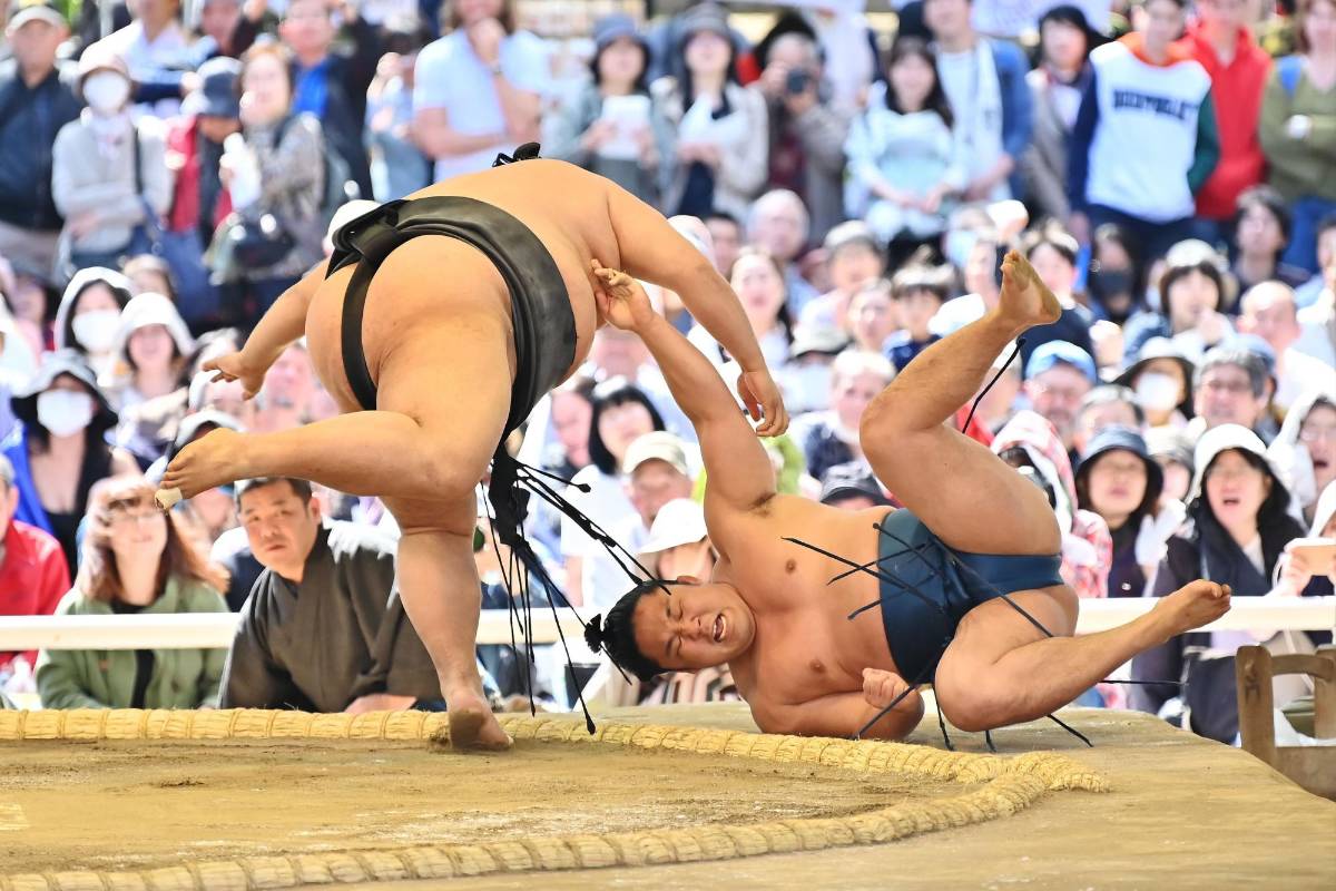 Los mejores luchadores de sumo participaron en una exposición anual de un día para miles de espectadores dentro de los precintos del santuario. Foto: CHARLY TRIBALLEAU / AFP