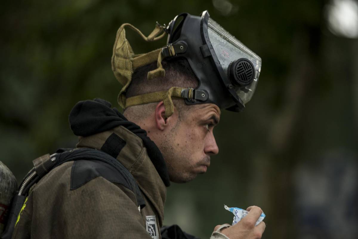 El alcalde de Medellín, Federico Gutiérrez, catalogó de héroes a los bomberos heridos. FOTO: SANTIAGO MESA.