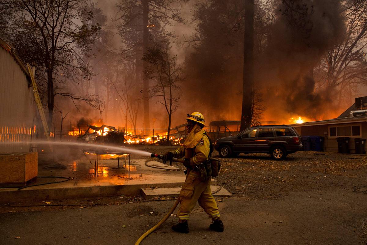 Los bomberos de California y sus alrededores tratan de controlar la conflagración. Foto: agencia EFE