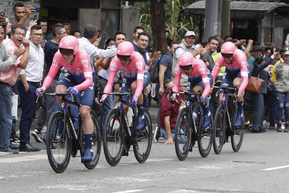 La primera etapa fue un circuito de 14 kilómetros por el centro y el sur de Medellín. Education First, el equipo de Rigoberto Urán, se impuso en la contrarreloj con un tiempo de 15 minutos y 5 segundos. FOTO MANUEL SALDARRIAGA