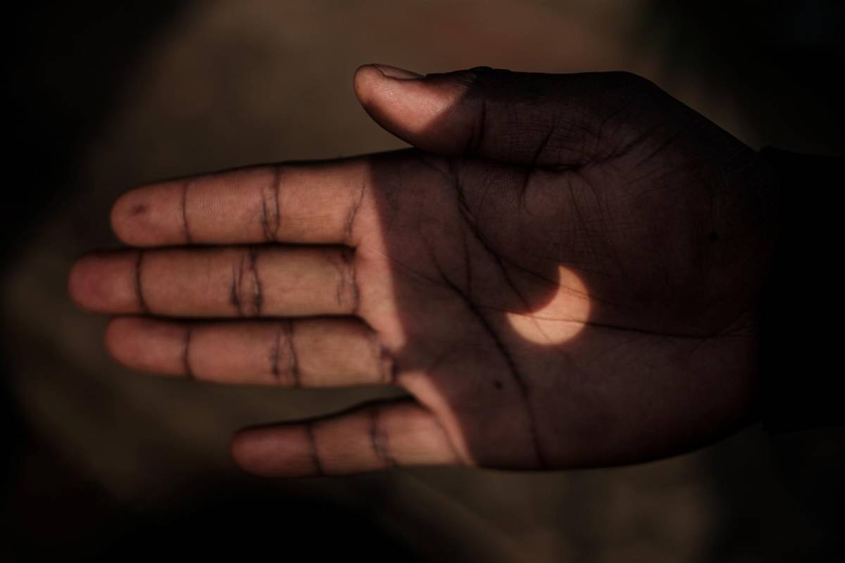 Proyectado en la mano de un hombre keniano a través de unos prismáticos en Nairobi, Kenia. FOTO AFP