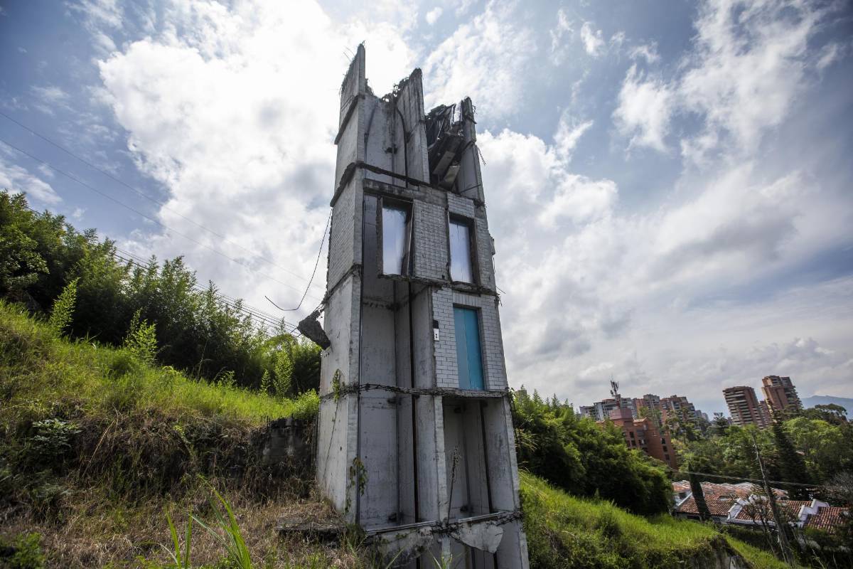 Aun se pueden observar algunas estructuras del edificio como la torre de ascensores. Foto: Carlos Velásquez