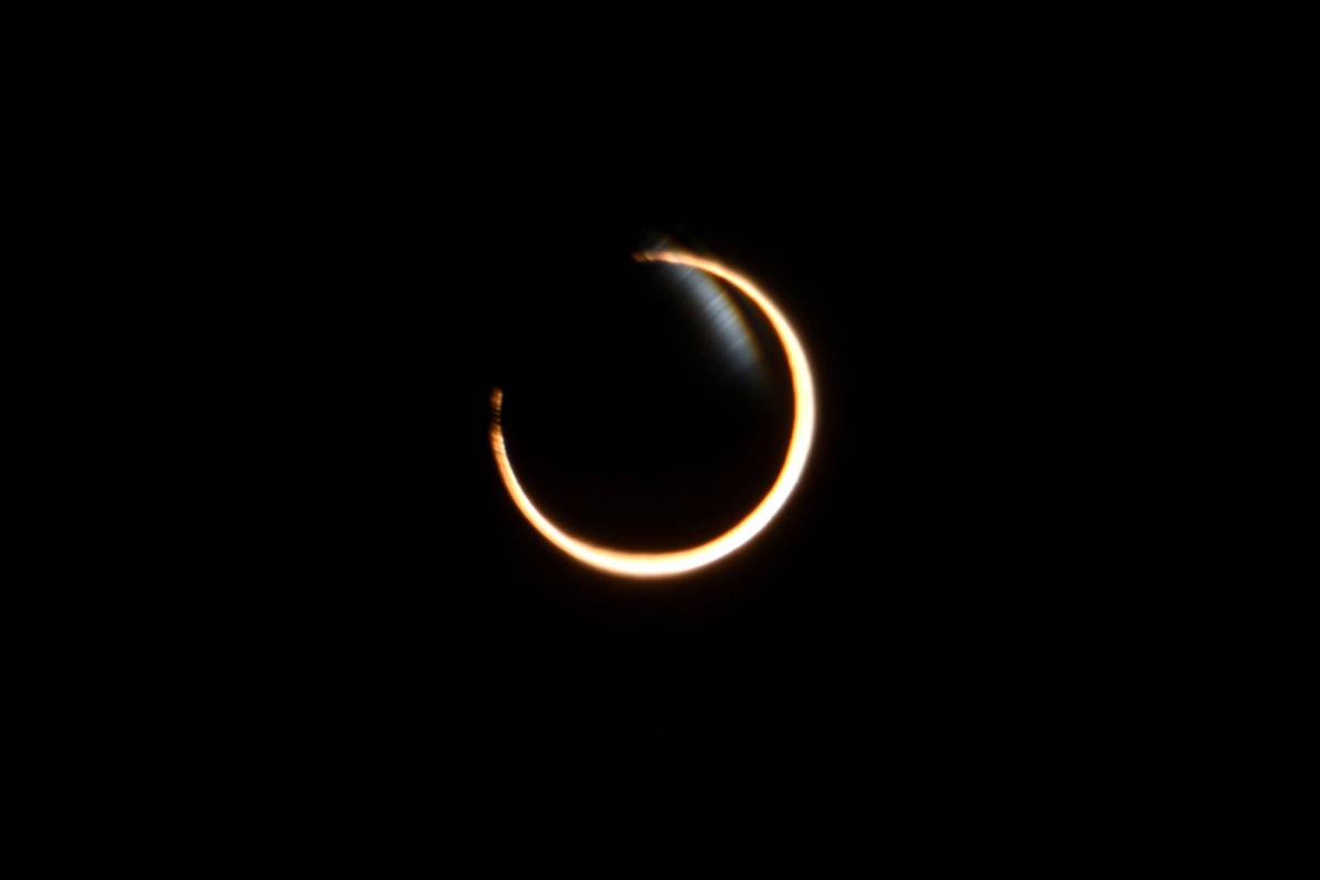 Cuanto más nos alejemos de la zona de visión, más pequeña será la parte del Sol tapada por la Luna. FOTO Reuters