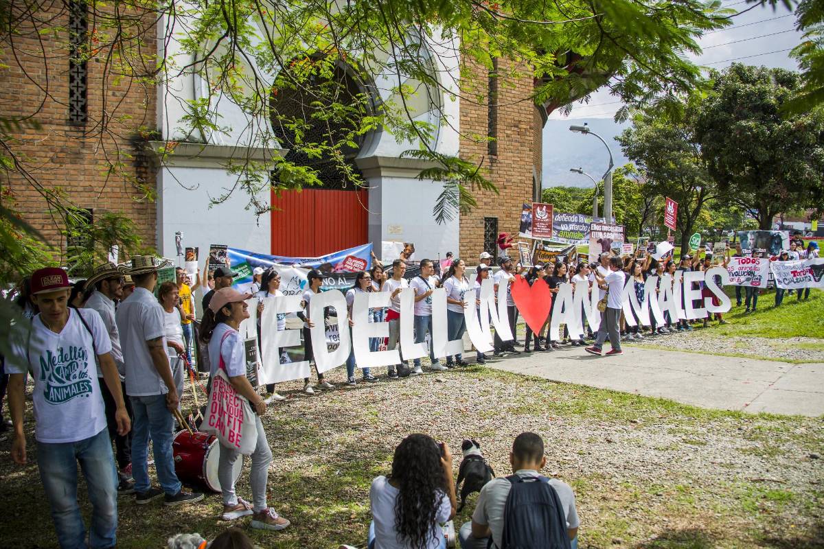 Cerca de 200 personas participaron de la movilización en la capital antioqueña. FOTO CARLOS VELÁSQUEZ