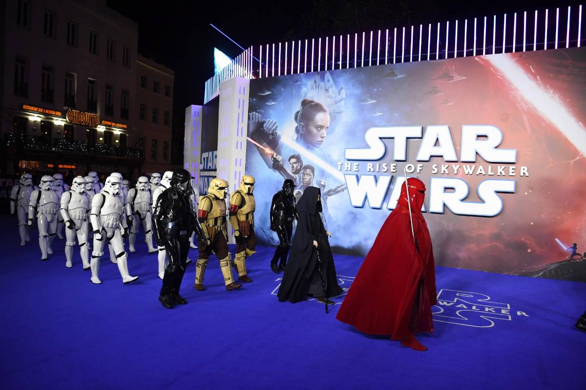 Decenas de stormtroopers pasearon por la alfombra azul. Foto Neil Hall - Efe