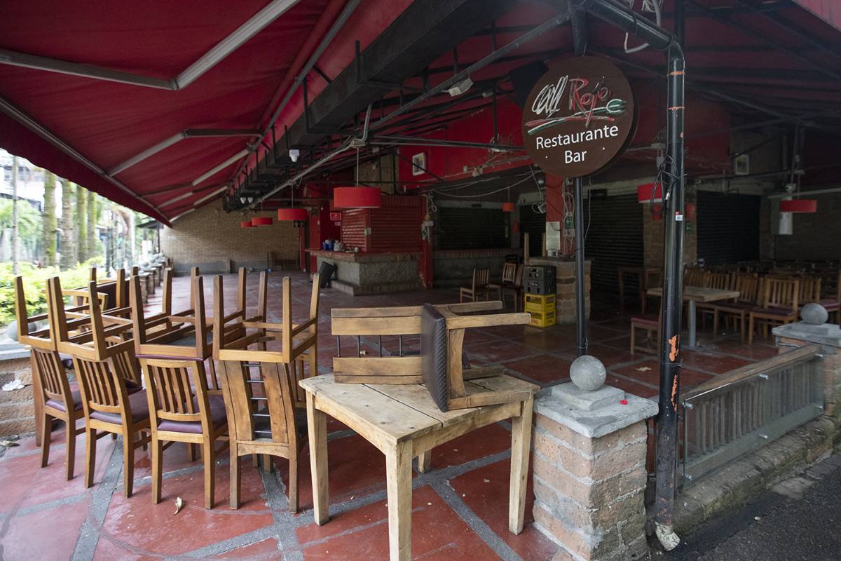 Muchos restaurantes y discotecas del Valle de Aburrá, sacaron el trapo rojo y pancartas pidiendo ayuda al gobierno Nacional. Foto Jaime Pérez