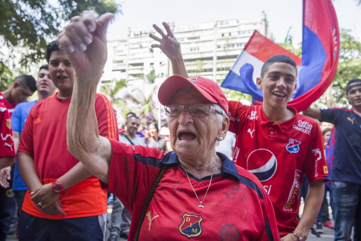 Aficionados de todas las épocas llegaron al Atanasio Girardot para alentar al equipo de sus amores. FOTO EDWIN BUSTAMANTE