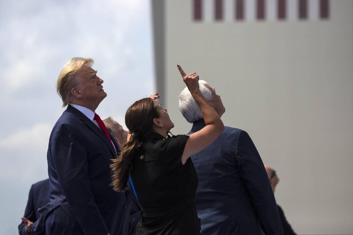 El presidente estadounidense, Donald Trump, asistió en persona al lanzamiento. “Verdadero talento, verdadera genialidad, nadie hace esto como nosotros”, dijo. FOTO AFP