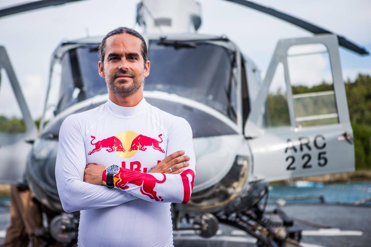 Tras varios años por fuera del país, el clavadista caleño llegó a la isla de San Andrés para saltar desde un helicóptero de la Armada Nacional en medio de arrecifes coralinos. Foto: Maximiliano Blanco