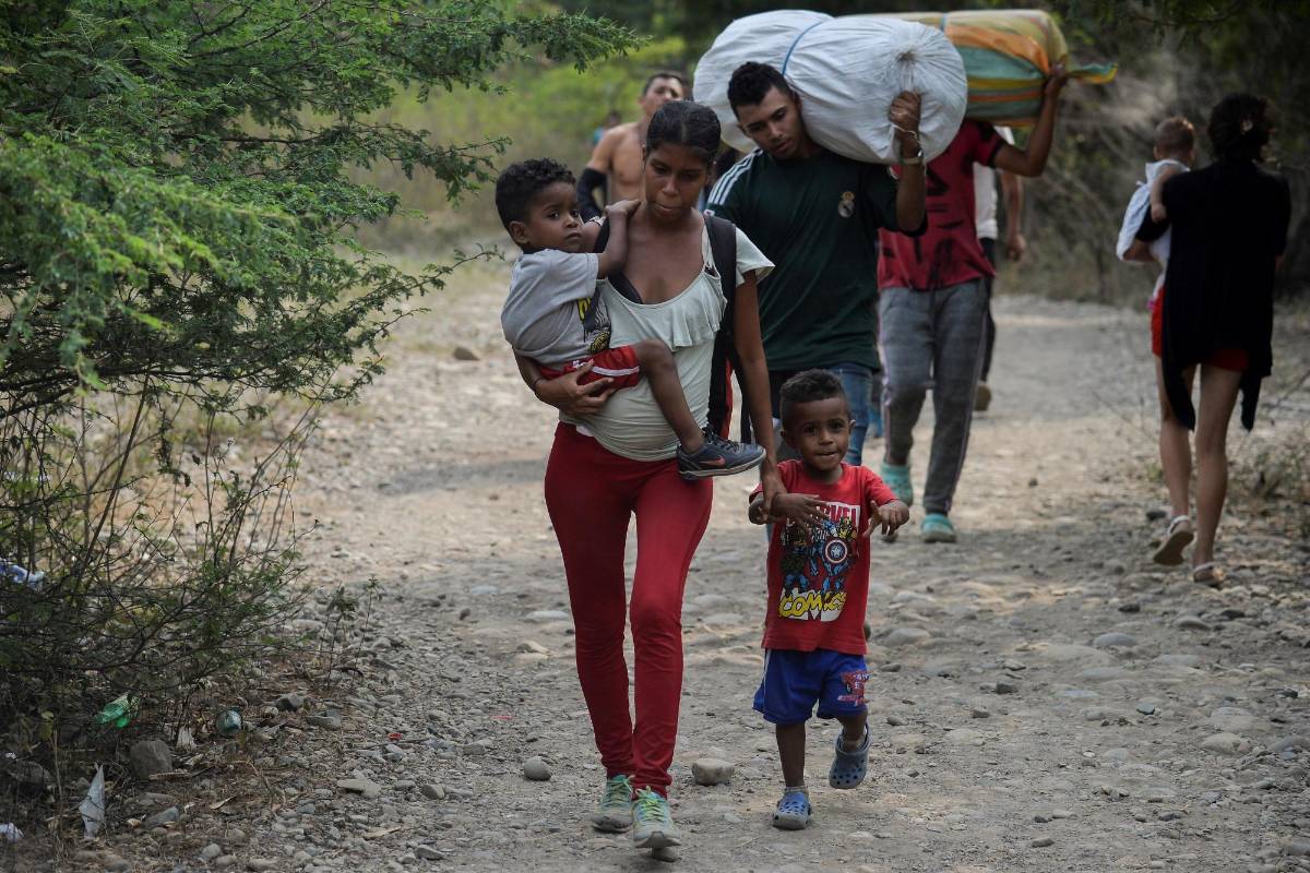 La gente cruzó por un sendero ilegal desde San Antonio, Venezuela, hasta Cúcuta. FOTO AFP