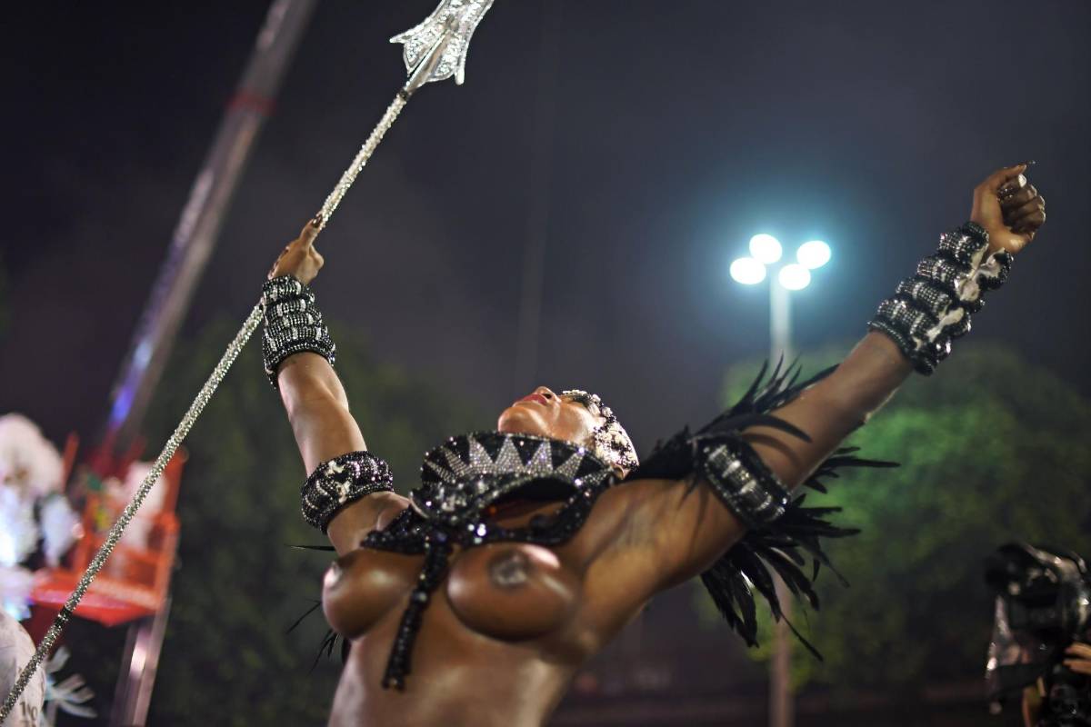 Un artista de la escuela de samba Imperatriz participa en la primera noche del Carnaval de Río. Foto: AFP CARL DE SOUZA