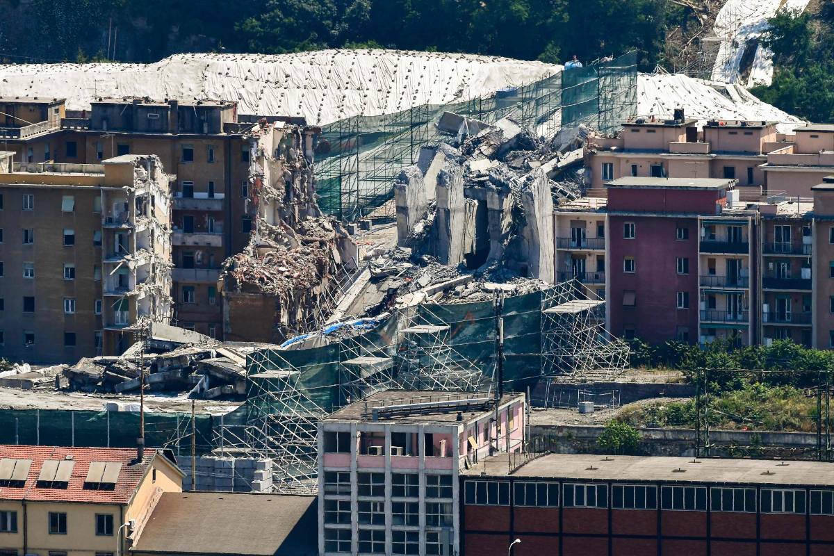 La construcción de un nuevo viaducto en acero y hormigón, diseñado por el arquitecto italiano Renzo Piano, empezó con un acto simbólico esta semana al poner una capa de hormigón. FOTO AFP