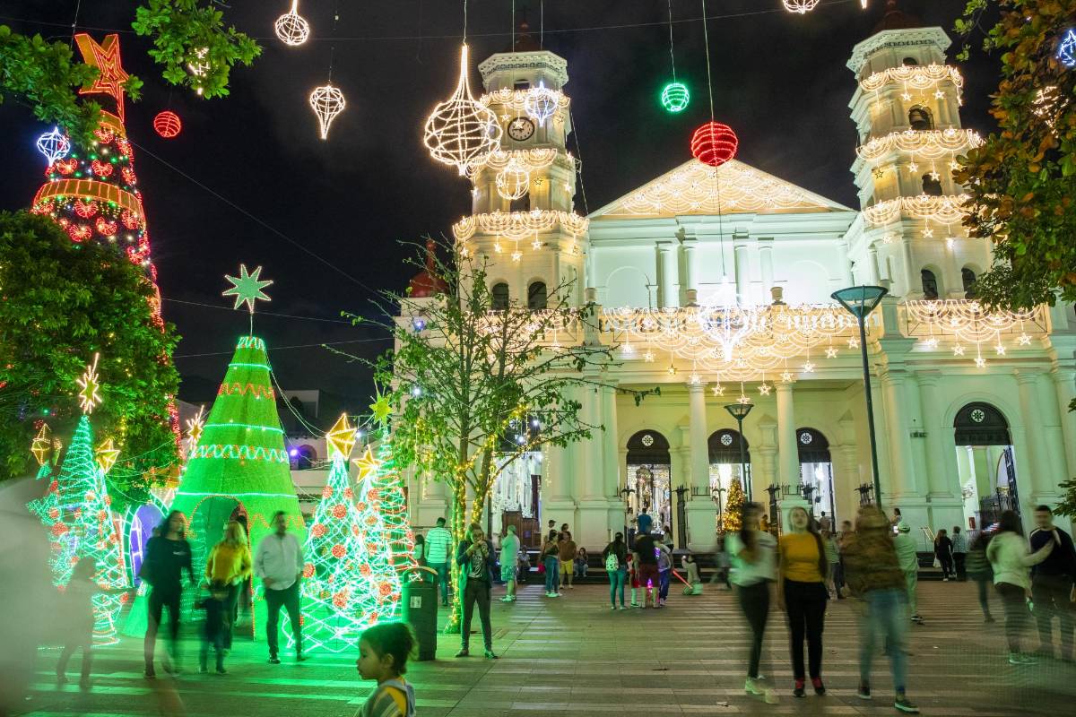 Los visitantes pueden disfrutar del pesebre y los alumbrados navideños ubicados en el parque principal. FOTOS CARLOS VELÁSQUEZ