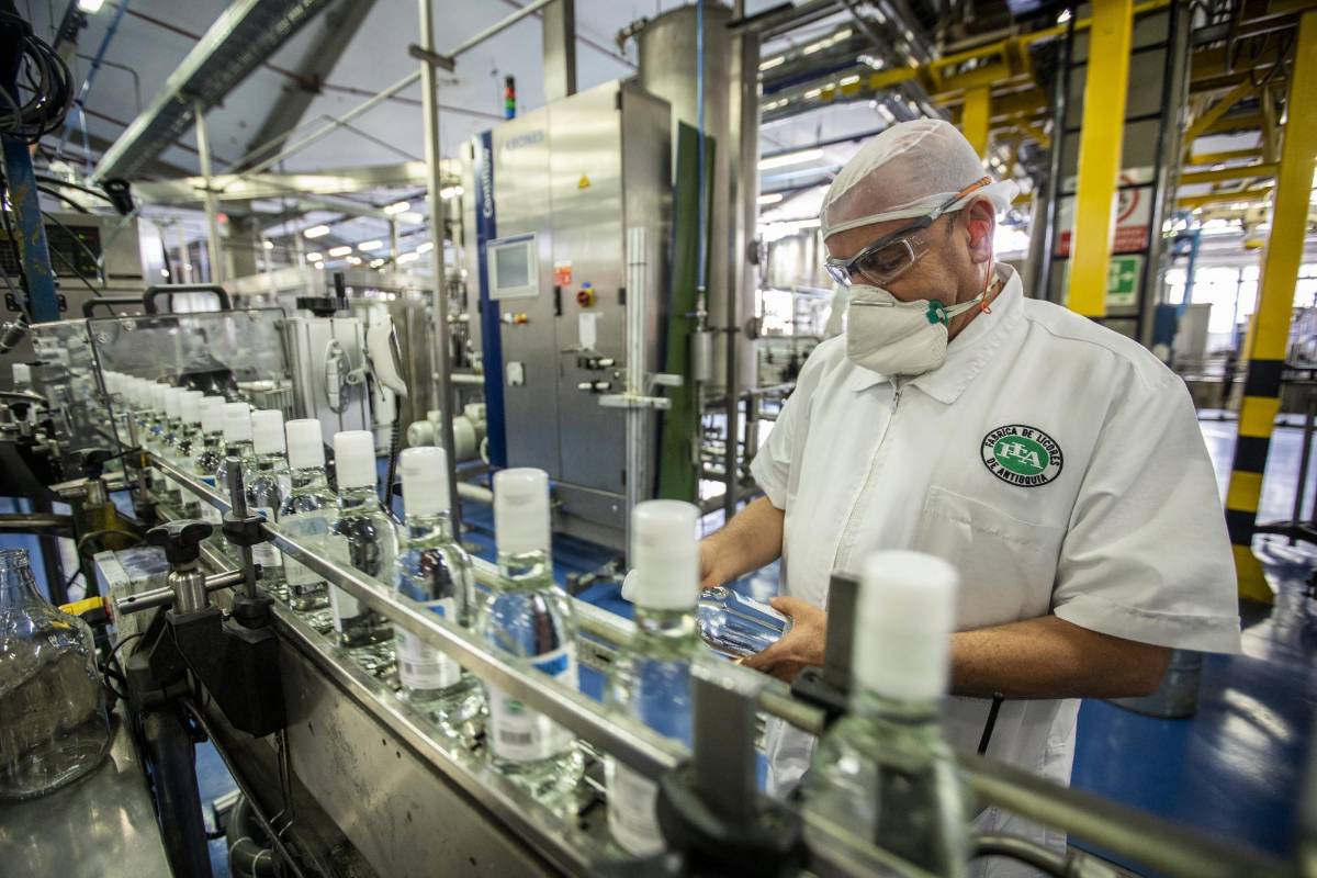 La FLA está próxima a realizar su segundo despacho de alcohol a los hospitales públicos para atender la contingencia. FOTO: Carlos Velásquez