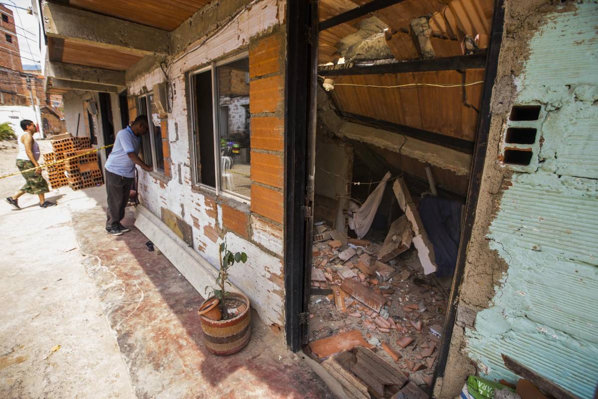 El colapsó ocurrió alrededor de las 3 de la mañana. Los habitantes de las casas alcanzaron a salir antes del derrumbe. Foto: Carlos Velásquez